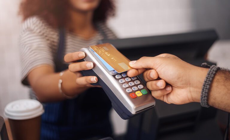 Distributeur de cartes de crédit, café et mains du client pour le shopping b2c, la transaction au point de vente et la finance. Paiement en gros plan, nfc et sans contact dans un café à la caisse, technologie et services rfid