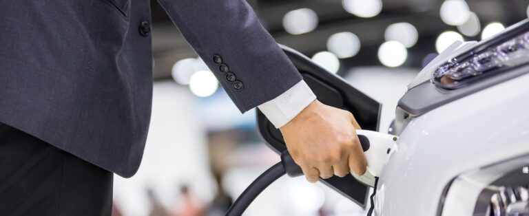 Les constructeurs automobiles fran&ccedil;ais ambitionnent de quadrupler les ventes de voitures &eacute;lectriques d&rsquo;ici 2027