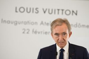 Bernard Arnault perd la couronne de l&rsquo;homme le plus riche du monde