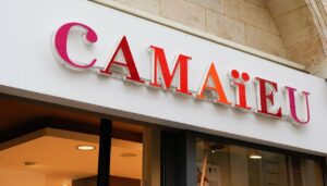 Rachet&eacute;e par Celio, Cama&iuml;eu rena&icirc;t de ces cendres