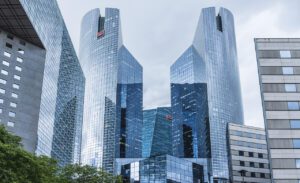 Comment la politique influe sur les banques
