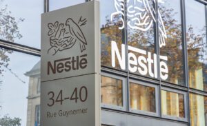 Nestl&eacute;, entre accusations et r&eacute;vision &agrave; la baisse