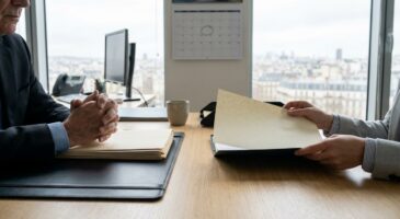 Contrat de travail : ce cas m&eacute;connu o&ugrave; votre employeur peut vous renvoyer sans aucun motif, d&egrave;s vos 70 ans, sans craindre les prud&rsquo;hommes