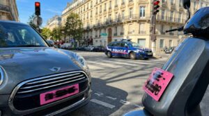 Plaques d&rsquo;immatriculation roses : &agrave; 30 jours de leur arriv&eacute;e, ce qui va changer pour vos voitures neuves et vos risques de contr&ocirc;le en 2026