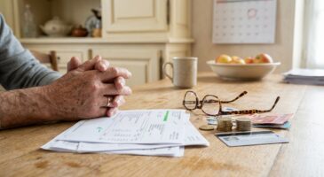 Retraites 2026 : ce que la hausse de 0,9 % va vraiment changer, entre gel Agirc-Arrco, CSG qui grimpe et mauvaises surprises sur votre net