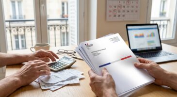 Taxe fonci&egrave;re 2026 : la hausse de 0,8 % est confirm&eacute;e, mais les propri&eacute;taires risquent une mauvaise surprise bien plus sal&eacute;e sur leur avis d&rsquo;imp&ocirc;t