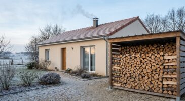 Chauffage au bois : combien de st&egrave;res pr&eacute;voir pour une maison de 100 m&sup2; tout l&rsquo;hiver sans tomber en panne de b&ucirc;ches ? Ce calcul que trop de Fran&ccedil;ais b&acirc;clent