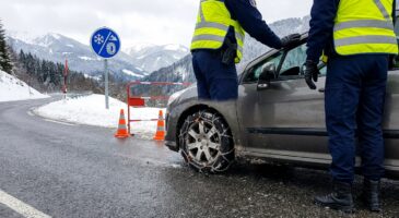 Loi Montagne 2025-2026 : 135 &euro; d&rsquo;amende sans pneus hiver ou cha&icirc;nes dans 34 d&eacute;partements ? La vraie note sal&eacute;e pourrait venir de votre assurance auto