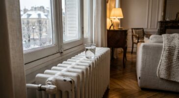 Pourquoi de plus en plus de retrait&eacute;s posent un verre d&rsquo;eau pr&egrave;s du radiateur cet hiver (gorge qui gratte, nez sec&hellip; ce que beaucoup ont constat&eacute;)