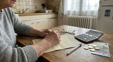 R&eacute;version 2026 : ce minimum de 334,92 &euro; promis aux veufs et veuves&hellip; faites-vous partie de ceux qui toucheront beaucoup moins que pr&eacute;vu ?