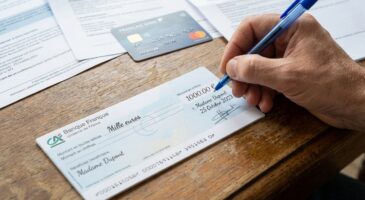 Ch&egrave;que bancaire en 2026 : cette erreur toute b&ecirc;te peut vous co&ucirc;ter jusqu&rsquo;&agrave; 50 &euro; de frais, comment le remplir correctement sans qu&rsquo;il soit refus&eacute;