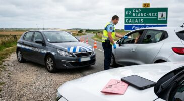 T&eacute;l&eacute;phone au volant : d&egrave;s mai 2026, ce simple geste vous vaudra une suspension imm&eacute;diate du permis dans 4 d&eacute;partements fran&ccedil;ais