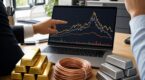 Or et m&eacute;taux miniers : apr&egrave;s +70 % en 2025 et un secteur qui a doubl&eacute;, faut-il encore monter &agrave; bord sans mettre en danger votre portefeuille ?