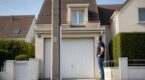 Poteau &eacute;lectrique devant votre garage : ce d&eacute;tail m&eacute;connu sur la servitude peut obliger le r&eacute;seau &agrave; payer le d&eacute;placement