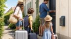 Vacances : ces pr&eacute;cautions avant de partir peuvent vous &eacute;viter un cambriolage, des d&eacute;g&acirc;ts des eaux et de rejoindre les 245 000 foyers cambriol&eacute;s en France