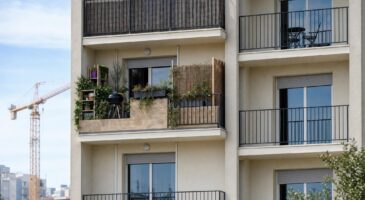 Carrelage, brise-vue, jardini&egrave;re : cet am&eacute;nagement de balcon interdit qui vous expose &agrave; une remise en &eacute;tat &agrave; vos frais