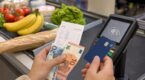 Ce geste anodin avec votre carte bancaire aux courses cache une double peine pour votre budget et vos données
