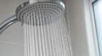 Facture d’eau : ce détail caché sur votre pommeau de douche qui peut diviser par deux votre consommation sans effort