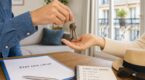 Prêter sa maison à des amis pour les vacances : ce geste amical peut virer au fiasco à cause d’une clause méconnue de votre assurance habitation