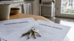Prêter votre logement à un proche : l’erreur d’assurance méconnue qui transforme un simple service en cauchemar financier