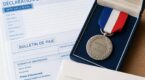 Prime de m&eacute;daille du travail : la mauvaise surprise sur votre fiche de paie qui peut vous faire payer des imp&ocirc;ts d&egrave;s 2026