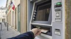 Retraits au distributeur : le vrai seuil mensuel qui d&eacute;clenche un contr&ocirc;le anti-blanchiment de votre banque