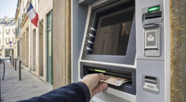 Retraits au distributeur : le vrai seuil mensuel qui d&eacute;clenche un contr&ocirc;le anti-blanchiment de votre banque