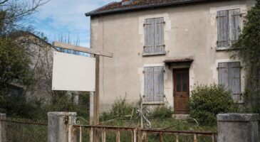 Acheter une maison abandonn&eacute;e : ce d&eacute;tail administratif qui d&eacute;termine si vous traiterez avec le propri&eacute;taire, la mairie ou un tribunal