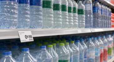 Eau en bouteille : ce n&rsquo;est pas l&rsquo;eau que vous payez mais ce d&eacute;riv&eacute; du p&eacute;trole qui fait discr&egrave;tement grimper votre ticket de caisse