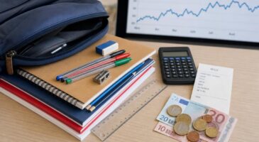 Rentr&eacute;e 2026 : les prix des fournitures scolaires baissent mais les ventes chutent, l&rsquo;explication de ce paradoxe