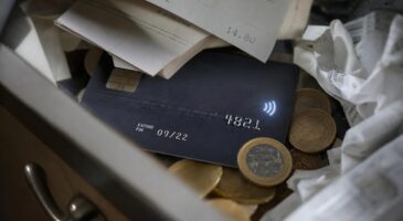 Votre carte bancaire p&eacute;rim&eacute;e n&rsquo;est pas morte : le ph&eacute;nom&egrave;ne des &lsquo;cartes zombies&rsquo; qui continue de d&eacute;biter votre compte