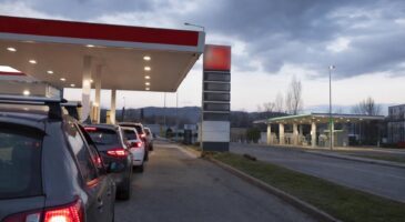 Plein de carburant : derri&egrave;re le prix bloqu&eacute; de TotalEnergies, la &laquo;&nbsp;guerre d&eacute;loyale&nbsp;&raquo; qui vide les stations des supermarch&eacute;s