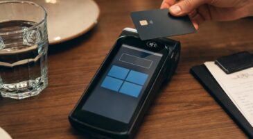 Pourboire au restaurant : l&rsquo;astuce psychologique du terminal de paiement qui vous fait payer le service une deuxi&egrave;me fois