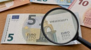 Billet de 5&euro; : avant de le d&eacute;penser, v&eacute;rifiez ce num&eacute;ro de s&eacute;rie qui peut le faire valoir jusqu&rsquo;&agrave; 5000&euro;