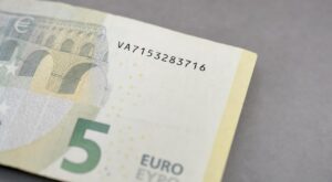 Ce billet de 5 &euro; peut valoir 5000 &euro; : ne le d&eacute;pensez surtout pas avant d&rsquo;avoir v&eacute;rifi&eacute; ce d&eacute;tail sur son num&eacute;ro de s&eacute;rie
