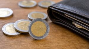 Cette pi&egrave;ce de 2&euro; qui tra&icirc;ne dans votre porte-monnaie vaut peut-&ecirc;tre 1000&euro; : voici le d&eacute;tail &agrave; v&eacute;rifier imm&eacute;diatement