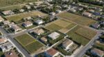 Construire sa maison co&ucirc;te 73% plus cher : cette mesure calqu&eacute;e sur les loyers qui pourrait bient&ocirc;t plafonner le prix de votre terrain