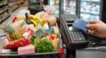 Courses par carte bancaire : ce mécanisme psychologique méconnu qui remplit votre caddie d’achats inutiles