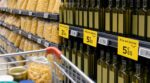 Huile d&rsquo;olive, p&acirc;tes : Intermarch&eacute; baisse ses prix, mais ce d&eacute;tail sur l&rsquo;&eacute;tiquette change tout pour votre budget