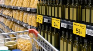 Huile d&rsquo;olive, p&acirc;tes : Intermarch&eacute; baisse ses prix, mais ce d&eacute;tail sur l&rsquo;&eacute;tiquette change tout pour votre budget