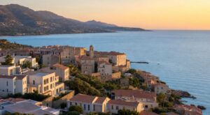 Immobilier en Corse : cette condition de 5 ans de r&eacute;sidence pour acheter qui d&eacute;clenche un bras de fer constitutionnel