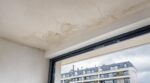 Infiltration depuis la terrasse du voisin : cette r&egrave;gle de copropri&eacute;t&eacute; change tout sur qui doit vraiment payer la facture