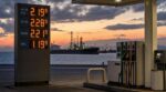 Trump frappe l&rsquo;Iran : pourquoi le prix &agrave; la pompe flambera bien avant votre facture de gaz et d&rsquo;&eacute;lectricit&eacute;